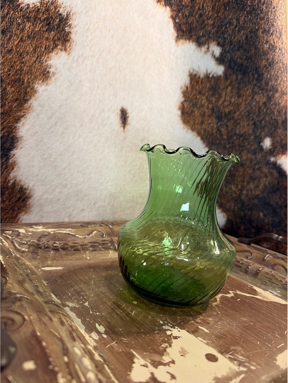 Green Ruffled Rim Glass Table Vase - Picture 3 of 6